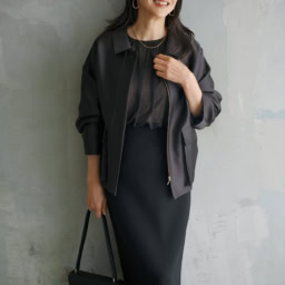 ブルゾン¥32,890、ブラウス¥10,989／ともにドゥクラッセ、スカート¥34,100／エブール（リトルリーグ インク）、ピアス¥46,200／リューク、ネックレス¥39,600／シンパシー オブ ソウル スタイル（フラッパーズ オフィシャルサイト）、バッグ¥68,200／アルカディア（フェイバリット スキナモノ）