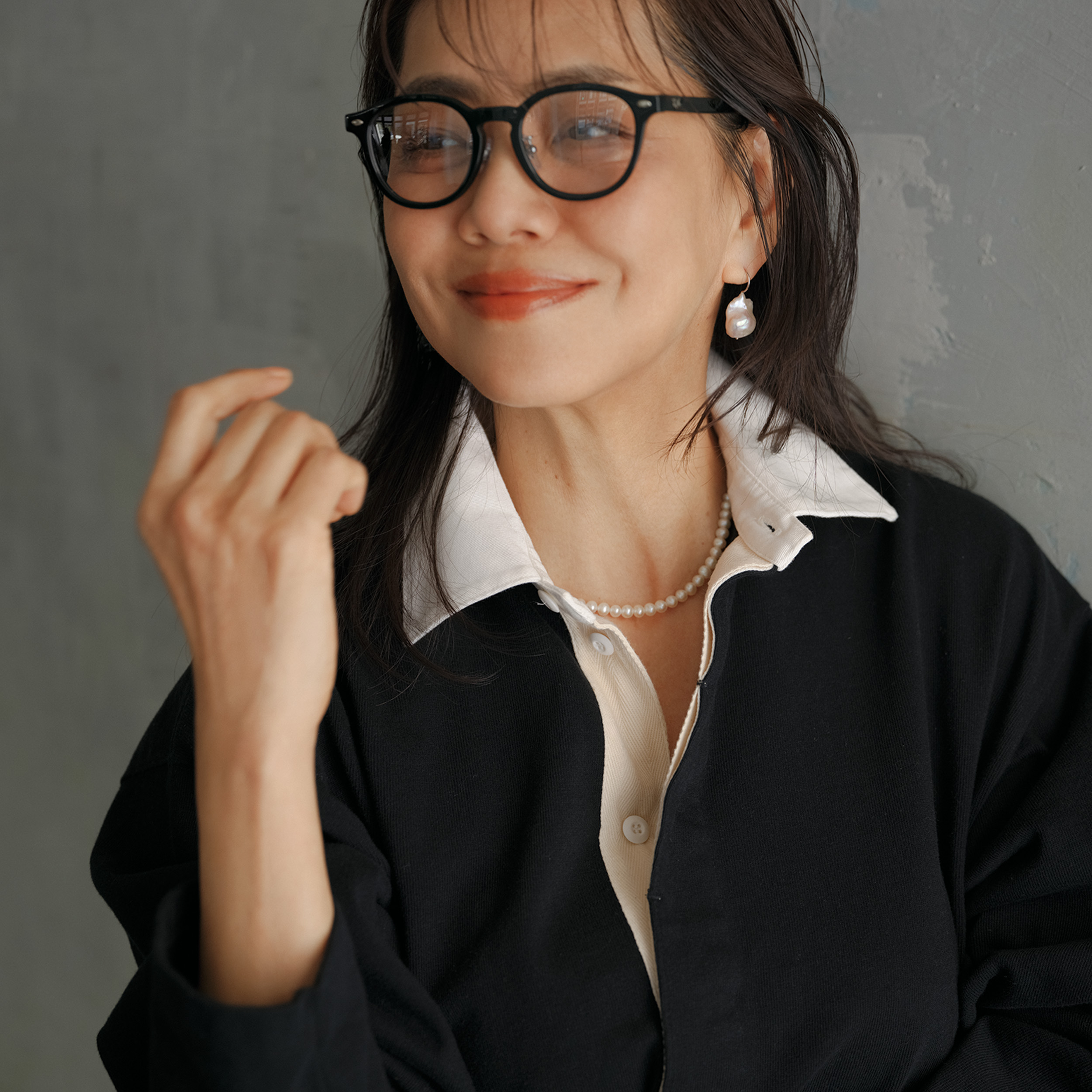 ラガーシャツ¥26,000/ウィム ガゼット(ウィム ガゼット 青山店)、パールネックレス¥46,200、ピアス¥50,600/ともにリューク、メガネ¥22,770/レイバン(ルックスオティカジャパン カスタマーサービス)