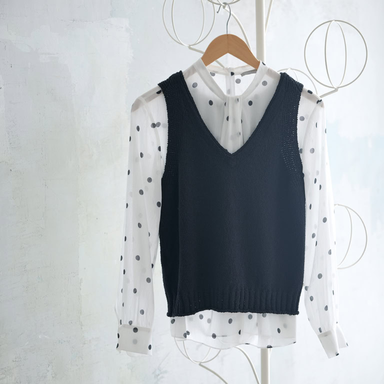 ドットブラウス¥37,400／セオリー リュクス（リンク・セオリー・ ジャパン）、ニット¥16,500／ハリス（金万）