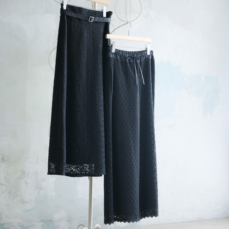〈右から〉パンツ¥35,200／ハリス×ケイコ オカモト（金万）、レーススカート¥30,800／ロペ（ジュンカスタマーセンター）