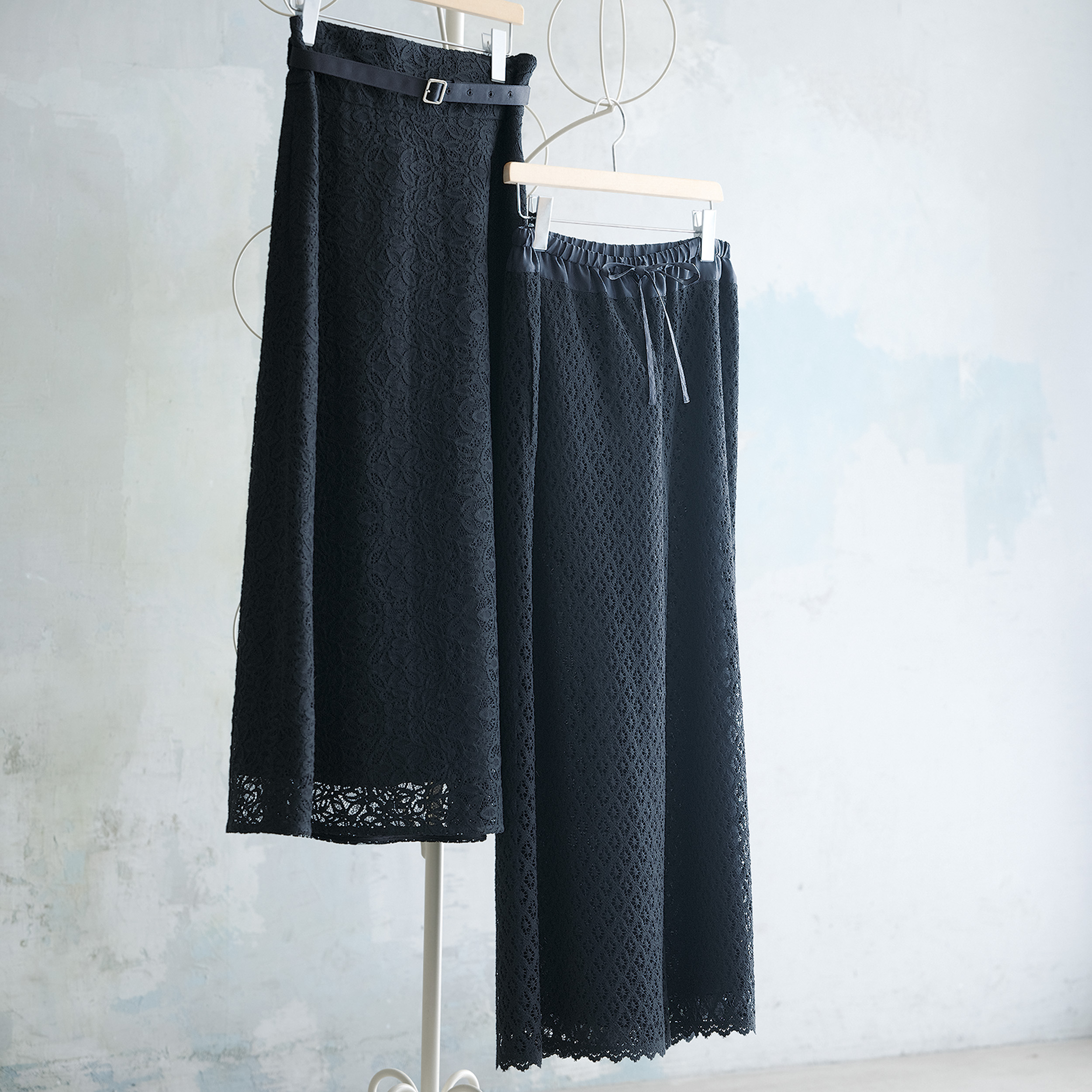 〈右から〉パンツ¥35,200/ハリス×ケイコ オカモト(金万)、レーススカート¥30,800/ロペ(ジュンカスタマーセンター)