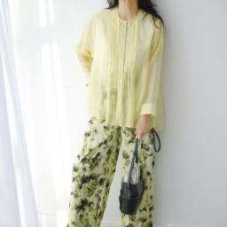 ブラウス¥26,400／ボールジィ（トゥモローランド）、パンツ¥94,600／エブール（リトルリーグ インク）、ピアス¥22,000／アデュービジュー（アデルビジュー ショールーム）、バッグ¥48,400／オルセット（オルサ）