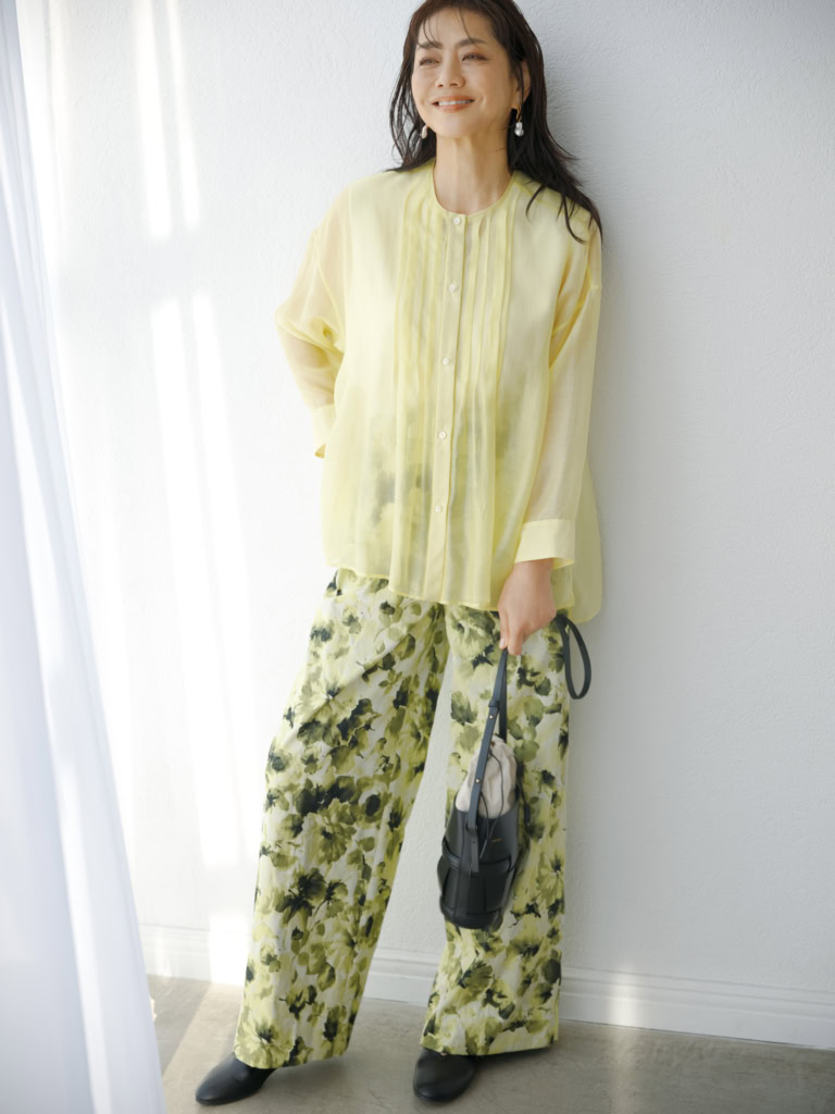 ブラウス¥26,400/ボールジィ(トゥモローランド)、パンツ¥94,600/エブール(リトルリーグ インク)、ピアス¥22,000/アデュービジュー(アデルビジュー ショールーム)、バッグ¥48,400/オルセット(オルサ)