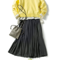 マットな素材にはイエローを落ち着かせる効果が。ニット¥16,500／ヒューマン ウーマン、シャツ¥18,700／ハリス（金万）、スカート¥29,700／アデュートリステス、バッグ¥22,000／イアクッチ（イアクッチ 大丸東京店）、キャップ¥17,600／ミュールバウアー（アッシュ・ペー・フランス）、スニーカー¥13,750／ニューバランス（ニューバランスジャパンお客様相談室）