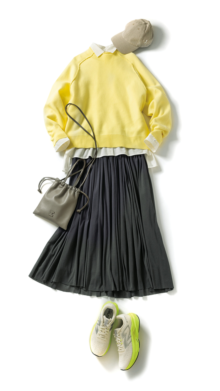 マットな素材にはイエローを落ち着かせる効果が。ニット¥16,500/ヒューマン ウーマン、シャツ¥18,700/ハリス(金万)、スカート¥29,700/アデュートリステス、バッグ¥22,000/イアクッチ(イアクッチ 大丸東京店)、キャップ¥17,600/ミュールバウアー(アッシュ・ペー・フランス)、スニーカー¥13,750/ニューバランス(ニューバランスジャパンお客様相談室)