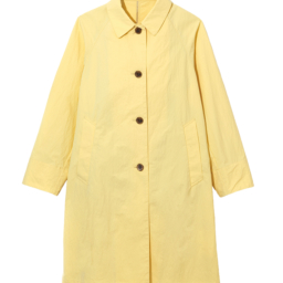 シワ加工がこなれ感を表現。コート¥26,400／デイ バイ デイ イッツ インターナショナル