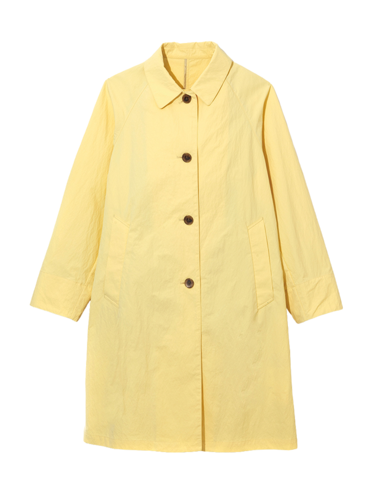 シワ加工がこなれ感を表現。コート¥26,400/デイ バイ デイ イッツ インターナショナル