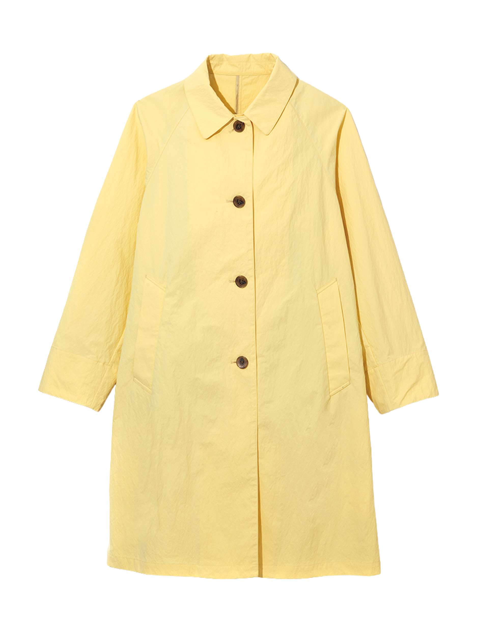 シワ加工がこなれ感を表現。コート¥26,400/デイ バイ デイ イッツ インターナショナル