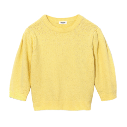 着こなしやすいクリアな色。ニット¥14,960／デイ バイ デイ イッツ インターナショナル