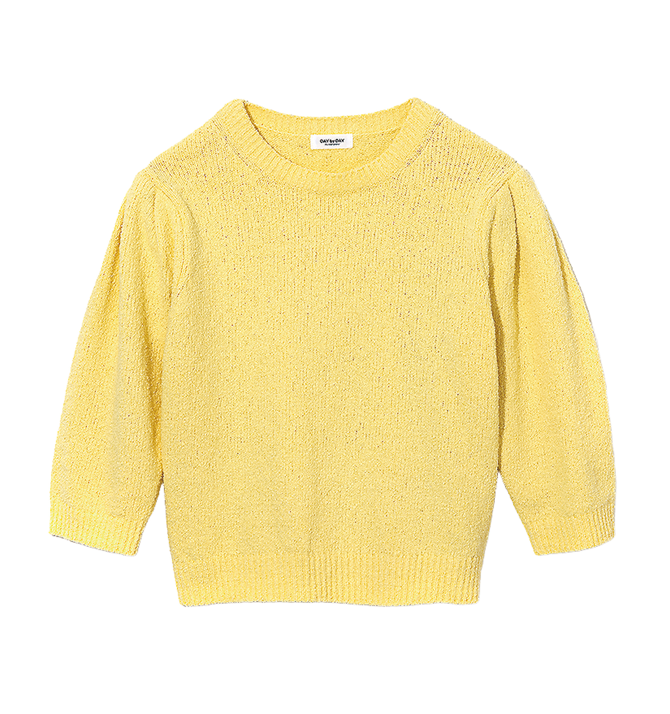 着こなしやすいクリアな色。ニット¥14,960/デイ バイ デイ イッツ インターナショナル