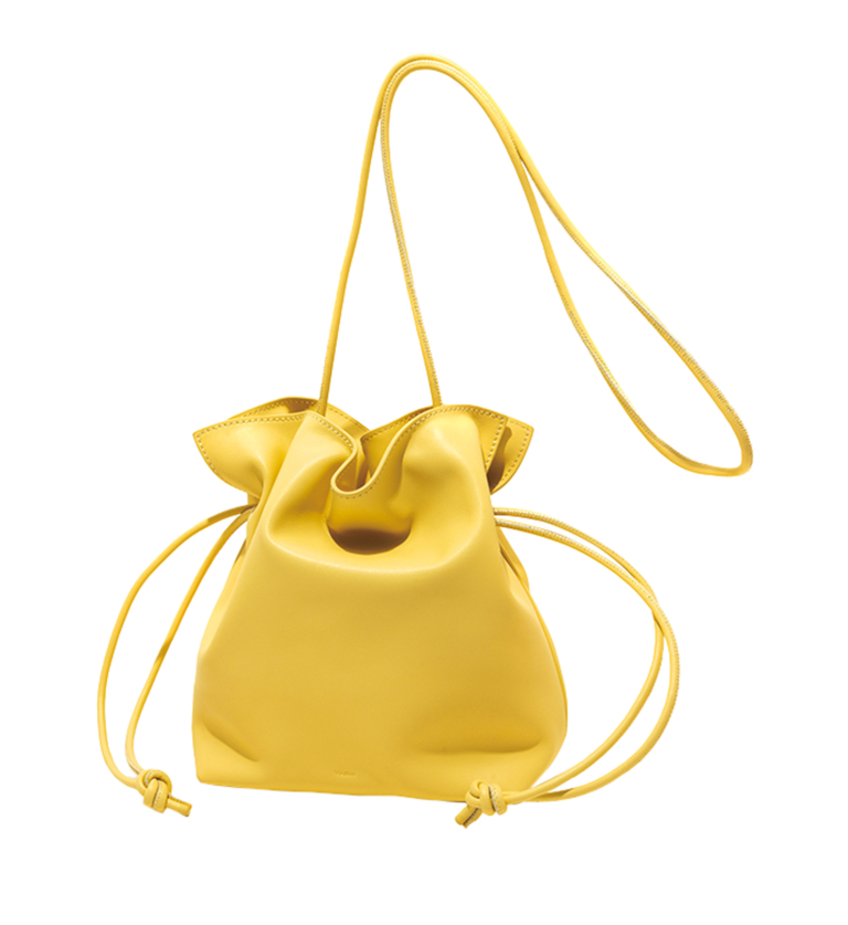 今年らしいレザーの巾着。持つだけで春めいた着こなしに。バッグ¥45,100/ヴァジック