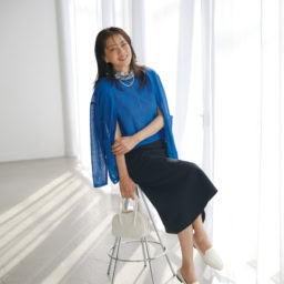 ニット¥19,800、カーディガン¥23, 100／ともにボールジィ（トゥモローランド）、スカート¥35,200／セオリーリュクス（リンク・セオリー・ジャ パン）、スカーフ¥20,900／イヌイ・エディション（アッシュ・ペー・フランス）、パールとシルバーの二連ネックレス¥23,100、ピアス¥20,900／ともにアデルビジュー（アデュービジュー ショールーム）、バッグ¥37,400／モフィオラ（アマン）、シューズ¥4 2,900／ディヴィナ（金万）