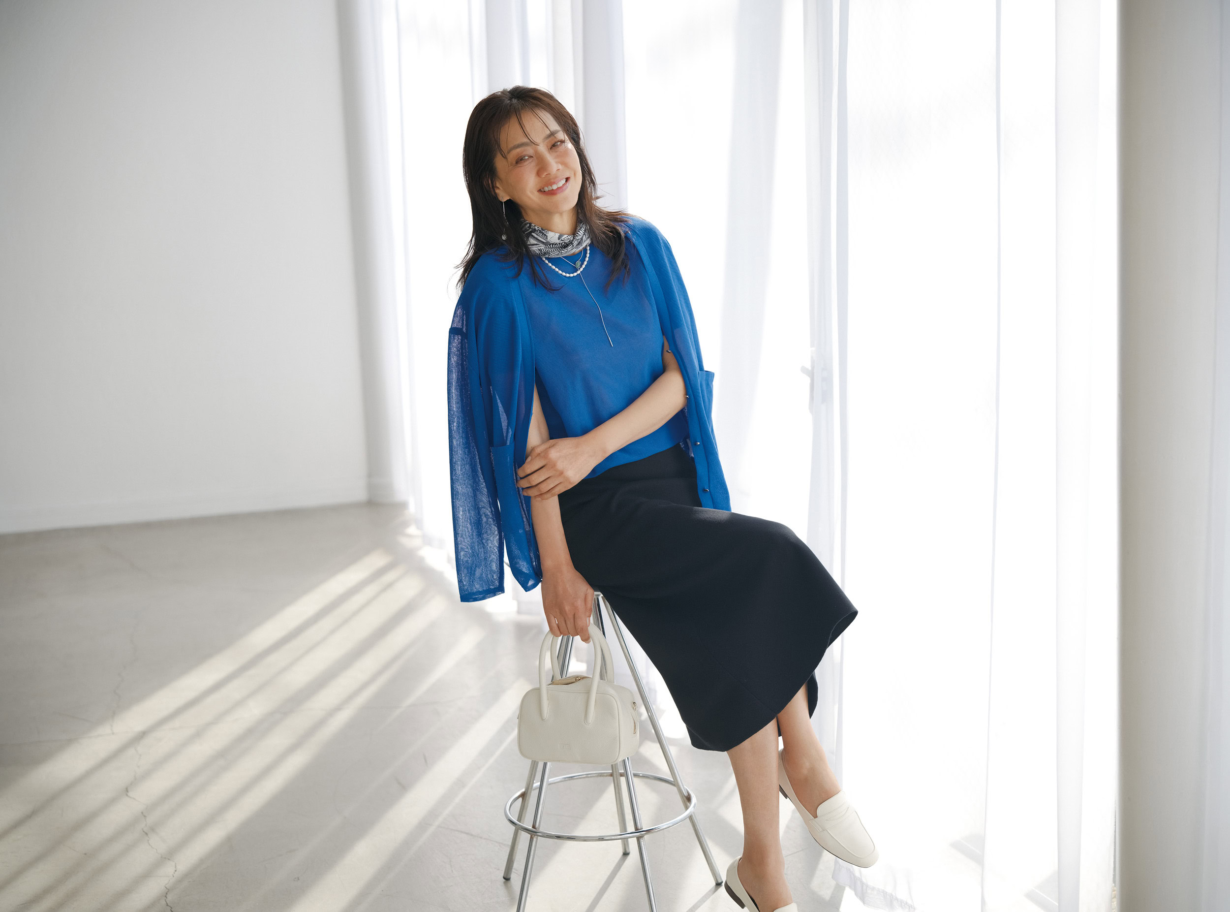 ニット¥19,800、カーディガン¥23, 100／ともにボールジィ（トゥモローランド）、スカート¥35,200／セオリーリュクス（リンク・セオリー・ジャ パン）、スカーフ¥20,900／イヌイ・エディション（アッシュ・ペー・フランス）、パールとシルバーの二連ネックレス¥23,100、ピアス¥20,900／ともにアデルビジュー（アデュービジュー ショールーム）、バッグ¥37,400／モフィオラ（アマン）、シューズ¥4 2,900／ディヴィナ（金万）