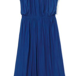 ギャザーが色の主張を中和。ワンピース¥19, 800／ソージュ（ソージュ オンラインストア）