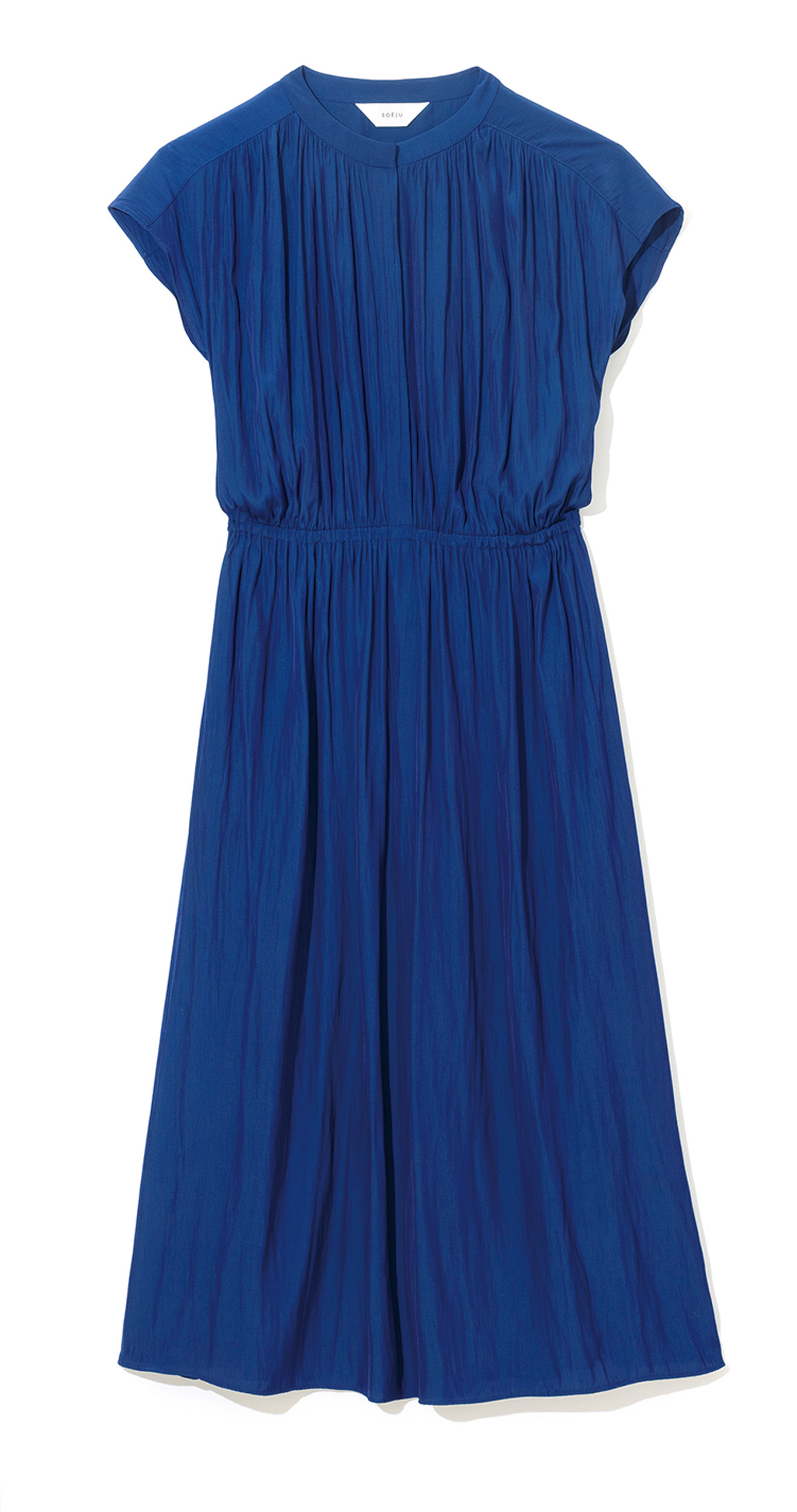 ギャザーが色の主張を中和。ワンピース¥19, 800／ソージュ（ソージュ オンラインストア）