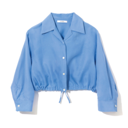 すがすがしいスカイブルー。羽織っても1枚でも使える。ブラウス ¥35,200／チノ（モールド）