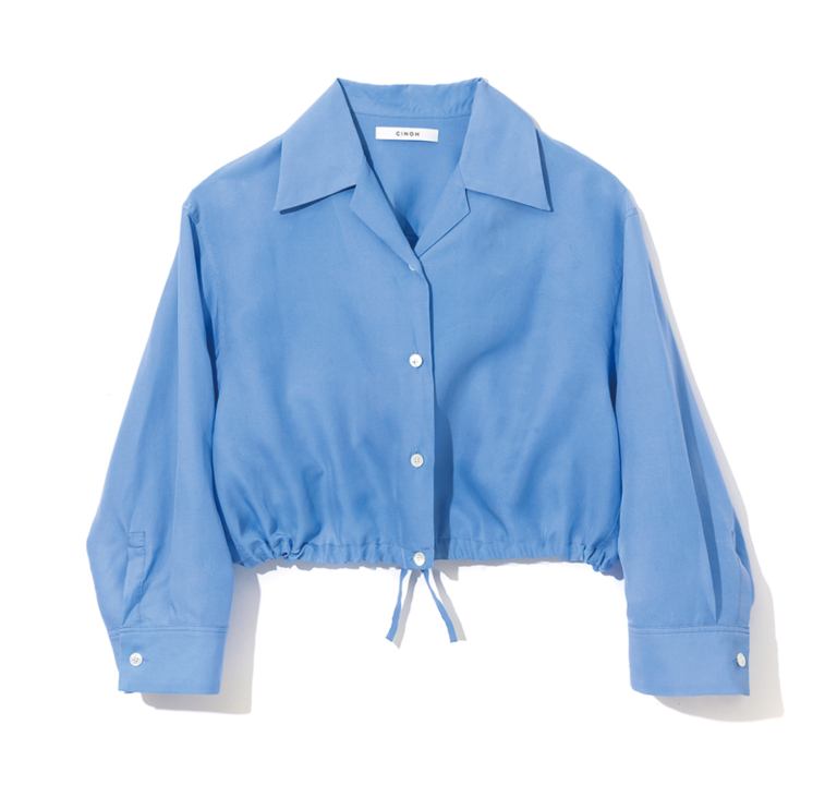 すがすがしいスカイブルー。羽織っても1枚でも使える。ブラウス ¥35,200／チノ（モールド）