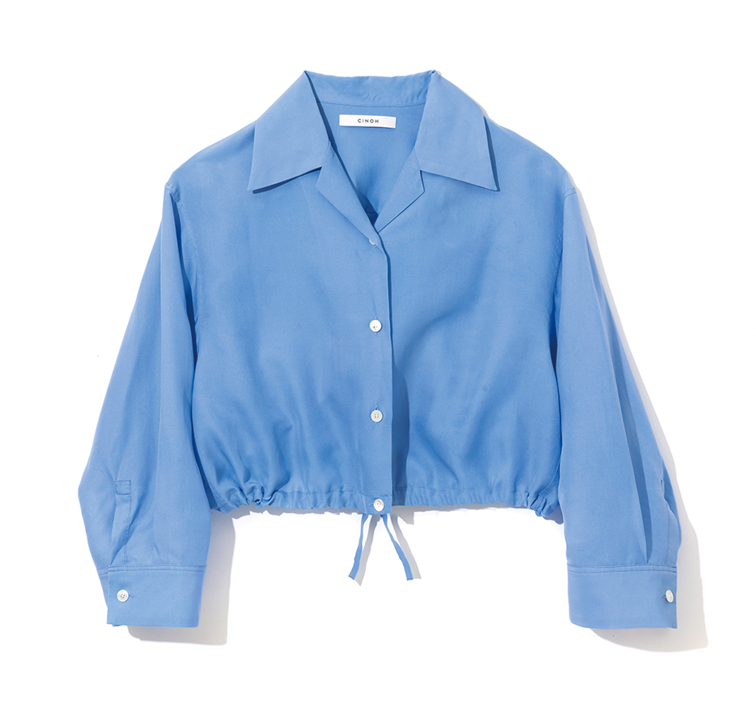 すがすがしいスカイブルー。羽織っても1枚でも使える。ブラウス ¥35,200／チノ（モールド）