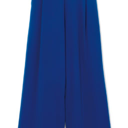 濃いブルーで気負わずにはける。パンツ¥14,300／ソージュ（ソージュ オンラインストア）