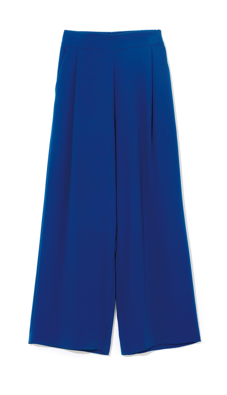 濃いブルーで気負わずにはける。パンツ¥14,300／ソージュ（ソージュ オンラインストア）