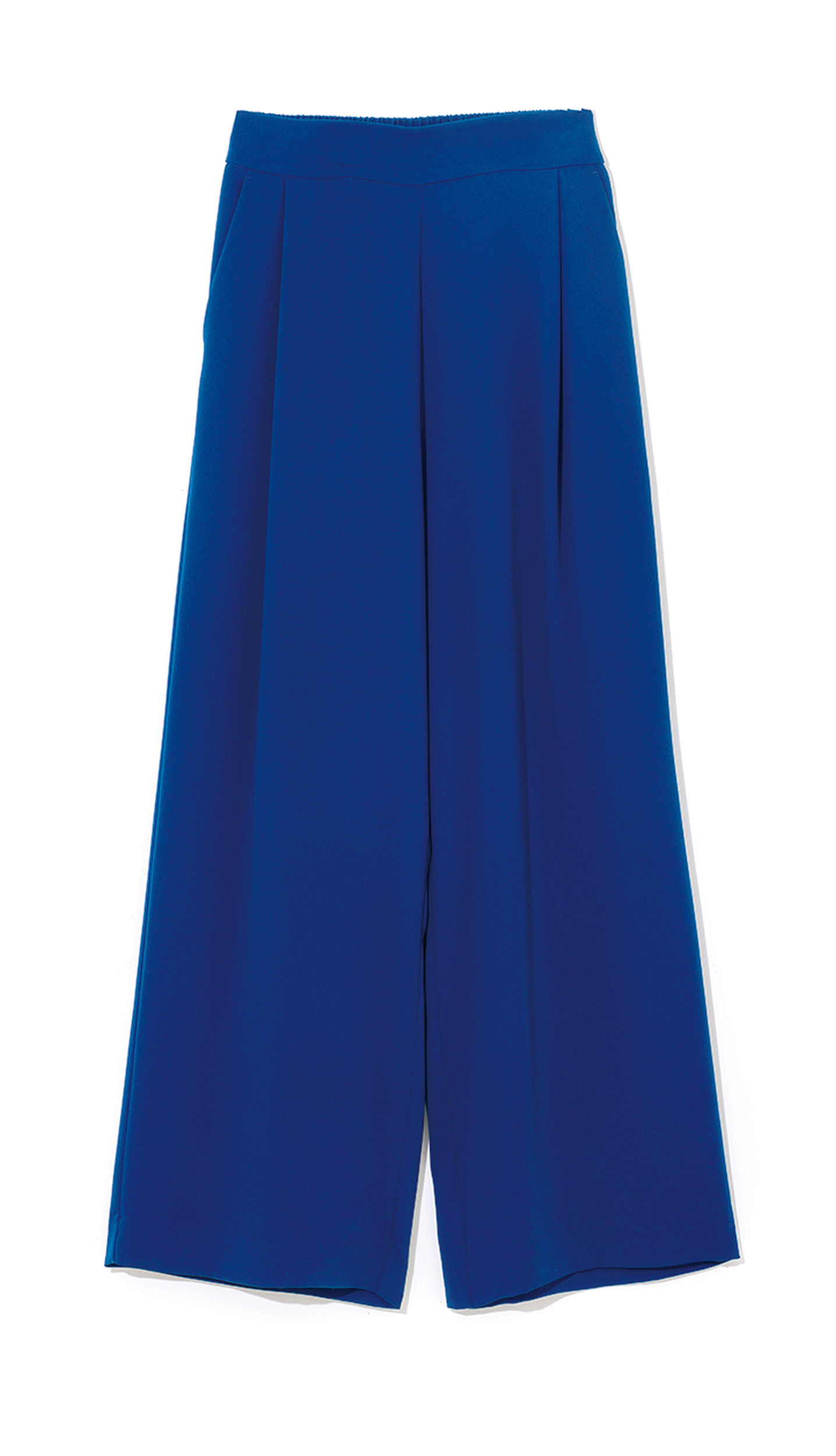 濃いブルーで気負わずにはける。パンツ¥14,300／ソージュ（ソージュ オンラインストア）