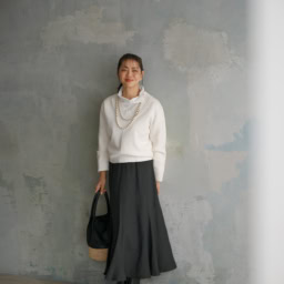 ニット¥35,200／セオリー リュクス（リンク・セオリー・ジャパン）、ブラウス¥7,689／ドゥクラッセ、スカート¥44,000、ブーツ¥49,500／ともにレキップ、ネックレス¥29,700／ハリス×ケイコ オカモト（金万）、バッグ¥17,600／ケッシュル エッセンシャル（ザ エディット ストア）