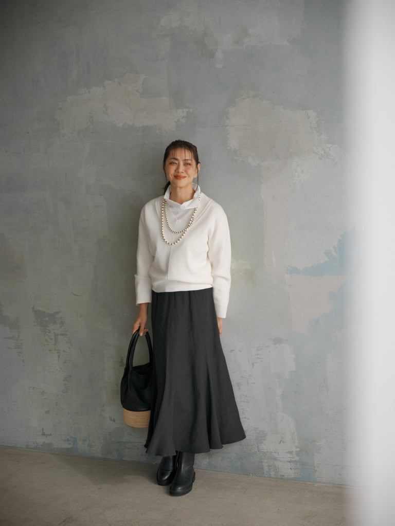 ニット¥35,200/セオリー リュクス(リンク・セオリー・ジャパン)、ブラウス¥7,689/ドゥクラッセ、スカート¥44,000、ブーツ¥49,500/ともにレキップ、ネックレス¥29,700/ハリス×ケイコ オカモト(金万)、バッグ¥17,600/ケッシュル エッセンシャル(ザ エディット ストア)