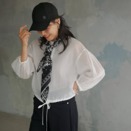 〈右から〉デニム¥25,300／レッドカード トーキョー（ゲストリスト）、スカ ート¥19,800／マカフィー（トゥモローランド）、 コットンパンツ¥28,600／ラプレ（金万）