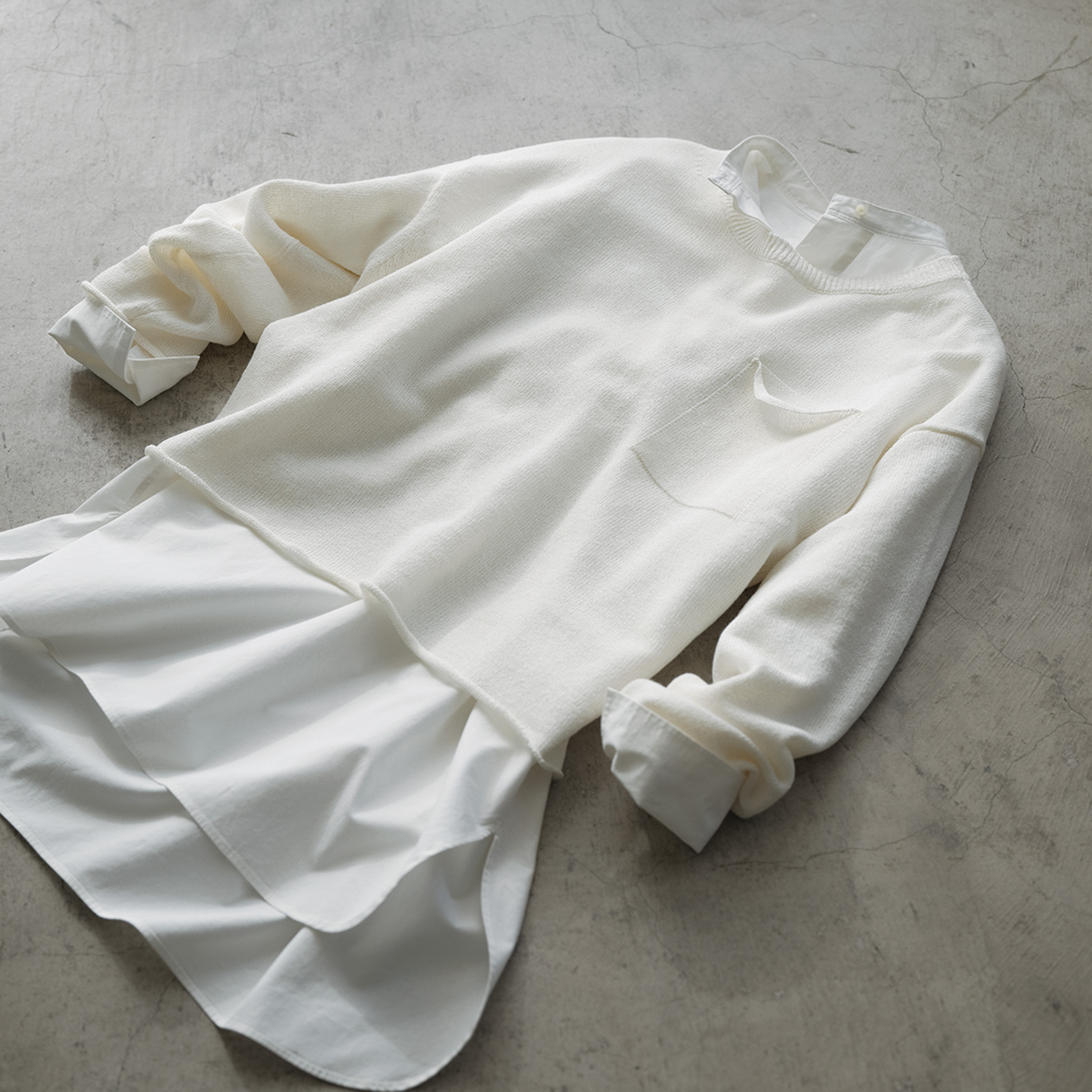 ニット¥16,940、シャツ¥18,700/ともにデイ バイ デイ イッツ インターナショナル