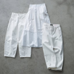 〈右から〉デニム¥25,300／レッドカード トーキョー（ゲストリスト）、スカ ート¥19,800／マカフィー（トゥモローランド）、 コットンパンツ¥28,600／ラプレ（金万）