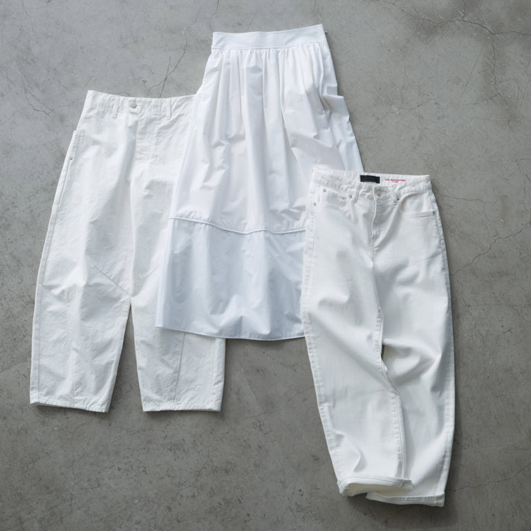 〈右から〉デニム¥25,300／レッドカード トーキョー（ゲストリスト）、スカ ート¥19,800／マカフィー（トゥモローランド）、 コットンパンツ¥28,600／ラプレ（金万）