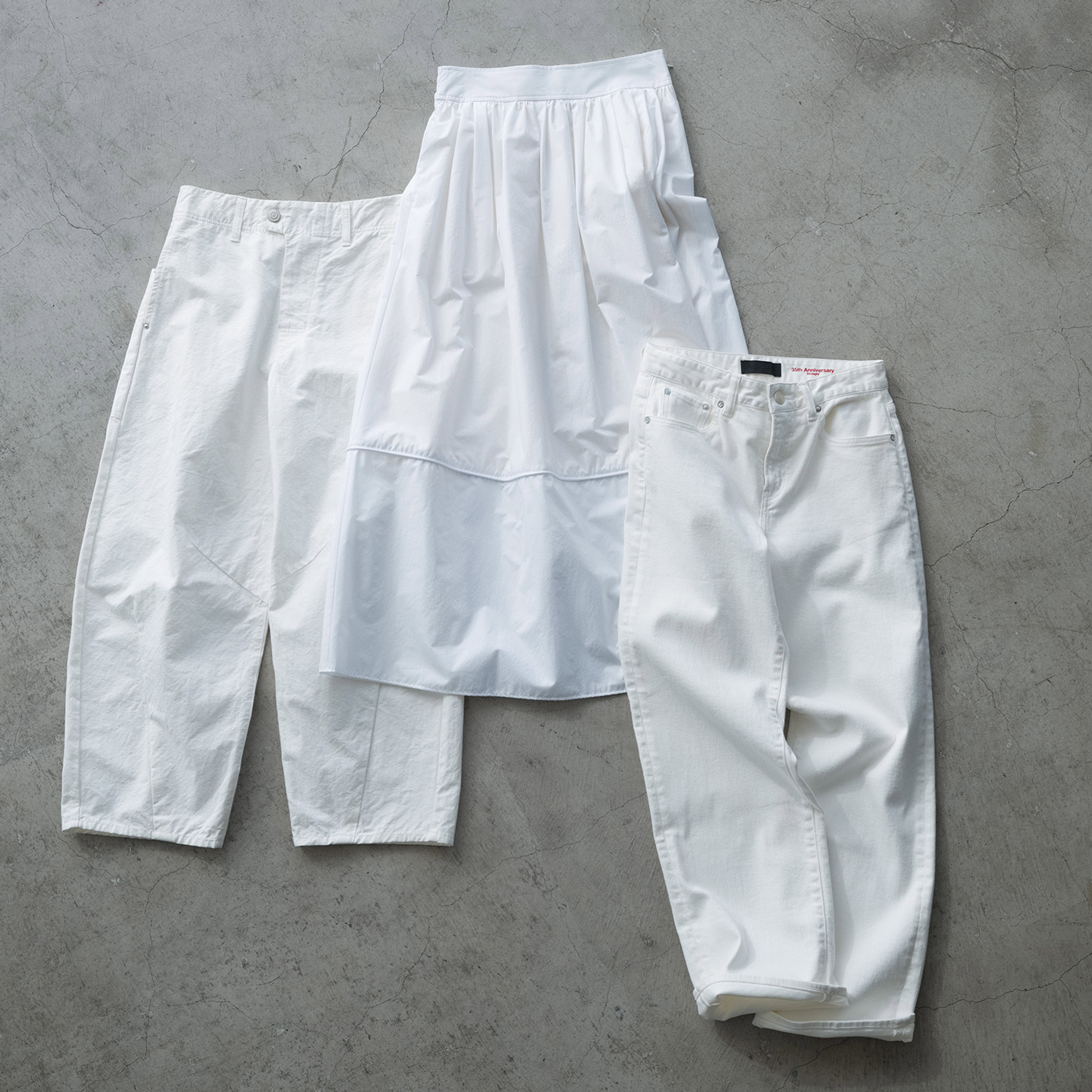 〈右から〉デニム¥25,300/レッドカード トーキョー(ゲストリスト)、スカ ート¥19,800/マカフィー(トゥモローランド)、 コットンパンツ¥28,600/ラプレ(金万)