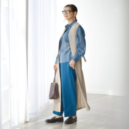 シャツ¥14,300／ソージュ（ソージュ オンラインストア）、パンツ¥29,700／トゥモローランド コレクション（トゥモローランド）、ジレとして着たドレス¥108,900／エイトン（エイトン青山）、メガネ27,280／ レイバン（ルックスオティカジャパン カスタマーサービス）、ピアス¥22,000／ドウン（グリードインターナショナル）、バッグ¥37,400／オルセット（ヒューマン ウーマン）、シューズ¥22,0 00／アデュートリステス