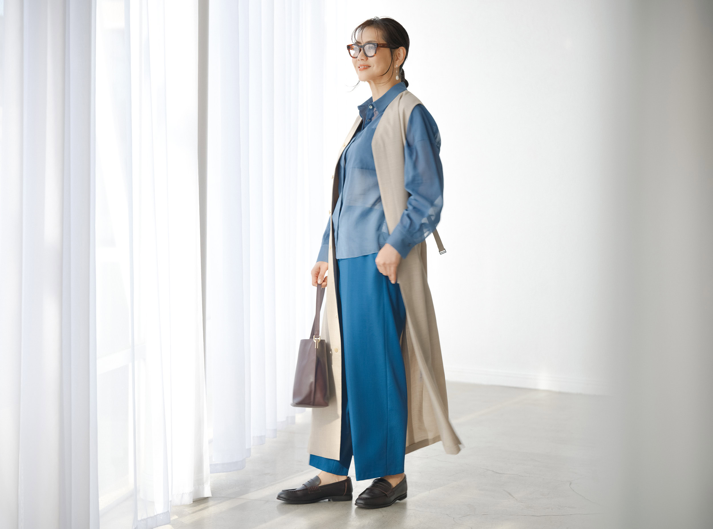 シャツ¥14,300／ソージュ（ソージュ オンラインストア）、パンツ¥29,700／トゥモローランド コレクション（トゥモローランド）、ジレとして着たドレス¥108,900／エイトン（エイトン青山）、メガネ27,280／ レイバン（ルックスオティカジャパン カスタマーサービス）、ピアス¥22,000／ドウン（グリードインターナショナル）、バッグ¥37,400／オルセット（ヒューマン ウーマン）、シューズ¥22,0 00／アデュートリステス