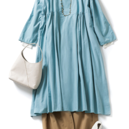 ワンピース¥58,300／デ・ドゥエ（アッシュ・ペー・フランス）、タートルカットソー¥20,900／レキップ、パンツ¥20,900／ル シェル ド ハリス（金万）、ネックレス¥13,200／アデュートリステス、バッグ ¥39,600／ラシット（ラシット 京王百貨店新宿店）、シューズ¥38,500／ヨーク（UTS PR）