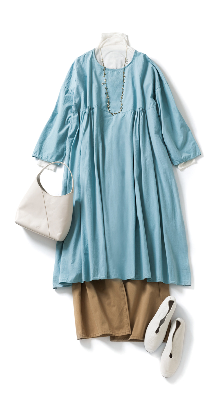 ワンピース¥58,300／デ・ドゥエ（アッシュ・ペー・フランス）、タートルカットソー¥20,900／レキップ、パンツ¥20,900／ル シェル ド ハリス（金万）、ネックレス¥13,200／アデュートリステス、バッグ ¥39,600／ラシット（ラシット 京王百貨店新宿店）、シューズ¥38,500／ヨーク（UTS PR）