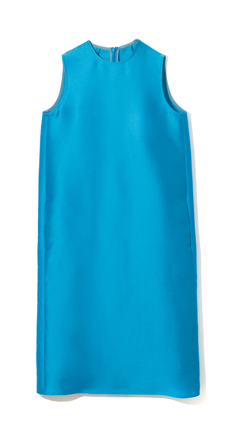 シンプルな形で色を主役に。ワンピース¥74,800／ジェイドット（ジェイドット自由が丘八雲店）