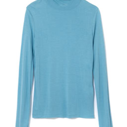 モダール×シルクで滑らかな肌触り。タートルネック¥19,800／エイトン（エイトン青山）