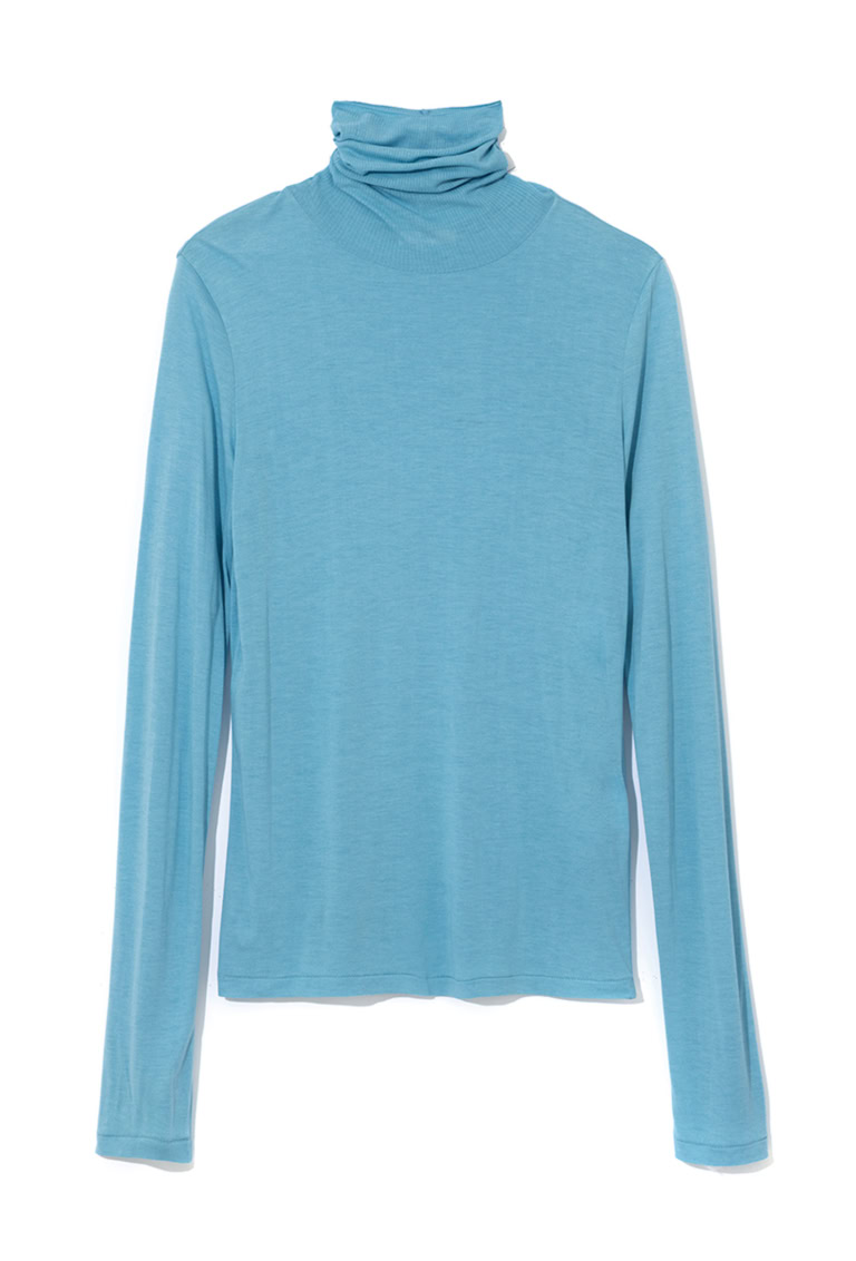 モダール×シルクで滑らかな肌触り。タートルネック¥19,800／エイトン（エイトン青山）