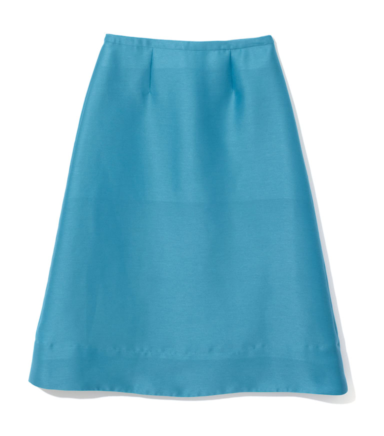 グリーンがかったターコイズ系は安心して着られる色。スカート¥25,300／ハリス（金万）