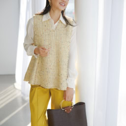 トップス¥46,200／ボールジィ（トゥモローランド）、シャツ¥29,700／ティーチ、パンツ¥6,589／ドゥクラッセ、ピアス¥27,500／アデュービジュー（アデルビジュー ショールーム）、バッグ ¥20,900／ディミヌティーボ／ハウント代官山（ゲストリスト）