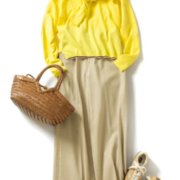 鮮やかな色はカジュアルに着こなすと失敗しにくい。小物もベージュで揃えて、統一感を。ニット¥16,500、カーディガン¥17,600／ともにマカフィー（トゥモローランド）、パンツ¥20,900／ヘルシーデニム（ゲストリスト）、ストール¥25,300／マニプリ、サングラス¥32,780／エンポリオ アルマーニ（ルックスオティカジャパン カスタマーサービス）、バッグ¥53,900／ヴィペラザレーベル（フラッパーズ オフィシャルサイト）、スニーカー ¥ 27,500／モエア（アマン）