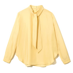 やさしさが薫るたまご色。ブラウス¥23,100／ソージュ（ソージュ オンラインストア）
