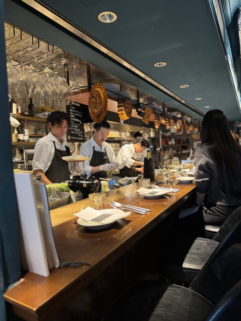広尾駅からすぐの、世界のグルメが集結した「THE RESTAURANT」にある小さなビストロ「le bistrot des bleus」