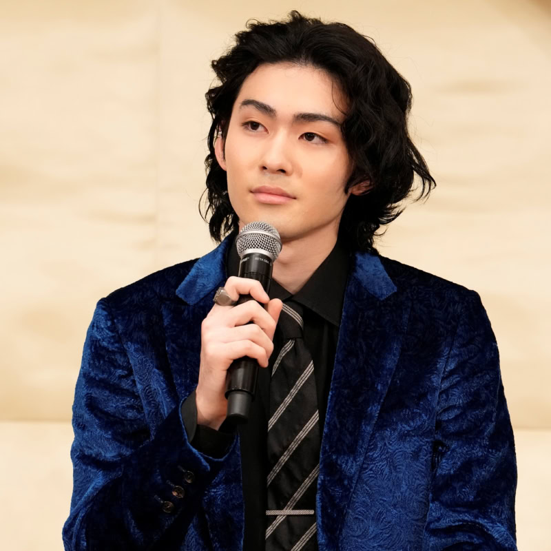 市川染五郎が挑む、初ストレートプレイ初主演『ハムレット』!母ガートルードは元宝塚のトップスター柚香光!世界的な演出家デヴィッド・ルヴォーと多彩なキャストが紡ぐ、新たなシェイクスピア悲劇に注目!