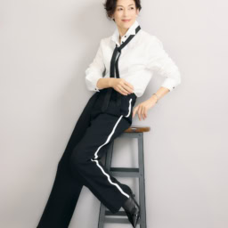 シャツ¥77,000、パンツ¥126,500 ／とも にアイスバーグ（サン・フレール）、ピアス ¥1,540,000、リング¥858,000、バングル ¥2,035,000 ／すべてブチェラッティ、ネクタ イ、ブーツ／ともにスタイリスト私物