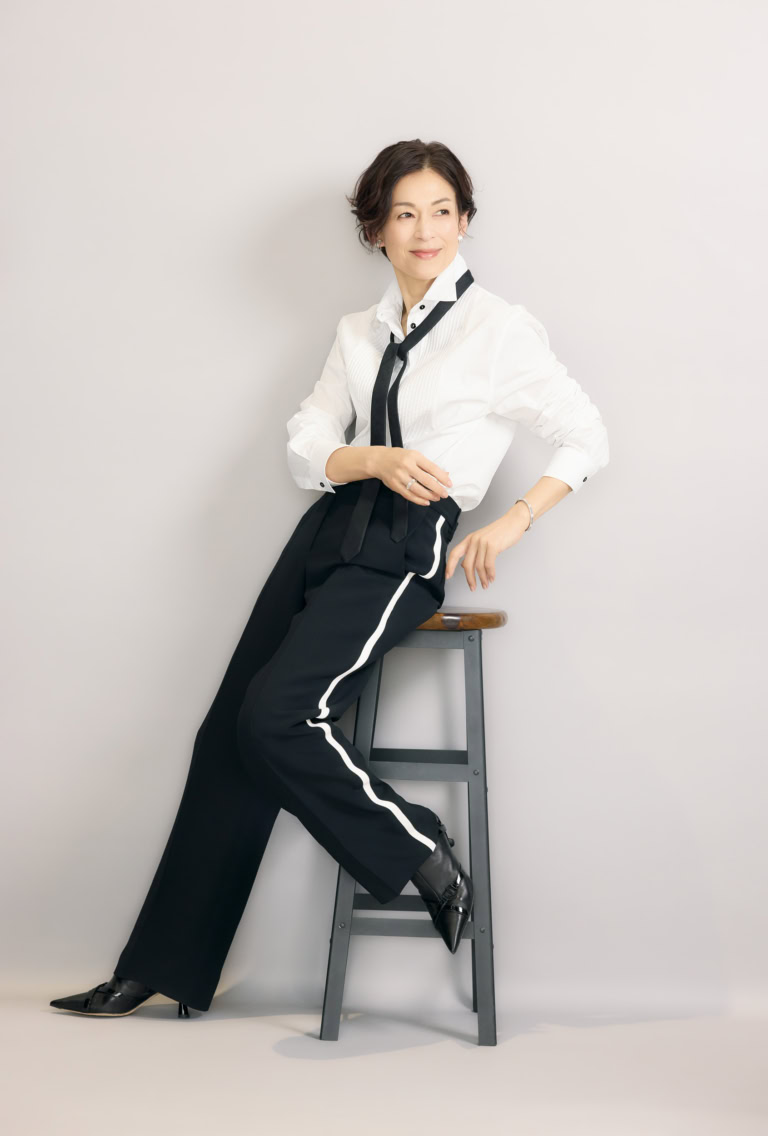 シャツ¥77,000、パンツ¥126,500 ／とも にアイスバーグ（サン・フレール）、ピアス ¥1,540,000、リング¥858,000、バングル ¥2,035,000 ／すべてブチェラッティ、ネクタ イ、ブーツ／ともにスタイリスト私物