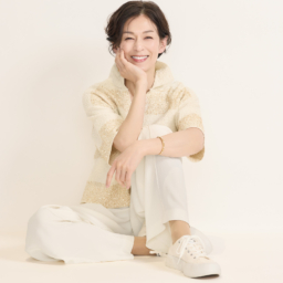 セーター¥154,000、パンツ¥193,600／ともにファビアナ フィリッピ（コロネット）、スニーカー¥25,300／ノーネーム（ストックマン）、リング¥1,210,000、バングル¥2,035,000／ともにブチェラッティ