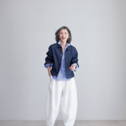 パンツ¥82,500／イントゥーカ（パラマート デザイン）、デニムジャケット¥35,200／クロ（サードマガジン）、シャツ¥47,300／フランク＆アイリーン（リトルリーグ インク）、サンダル¥80,300／トリッペン（トリッペン原宿店）、ネックレス¥39,600、イヤリング¥24,200／ともに1DKジュエリーワークス、ブレスレット¥25,300／ラ・キアーヴェ（すべてドレスアンレーヴ）