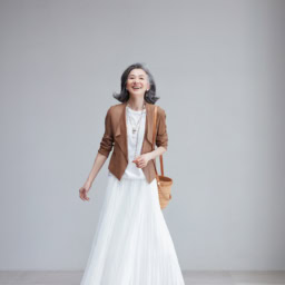 ノースリーブトップス¥29,700、スカート¥99,000／ともにヴィンス（コロネット）、レザージャケット ¥94,600 ／ロゥタス（ロゥタスカスタマーサービス）、 スニーカー¥28,600／レキップ、バッグ¥398,000／エディット ＆ コー、ロングネックレス¥40,600、パールネックレス¥31,900、イヤリング¥17,600／すべてラ・キアーヴェ（ドレスアンレーヴ）